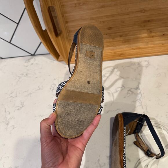 TOMS Navy Blue Canvas Geometric Flat Ankle Strap Correa Sandals size 7 casual - Picture 8 of 9